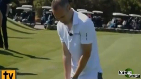 Andres Iniesta golf öğreniyor