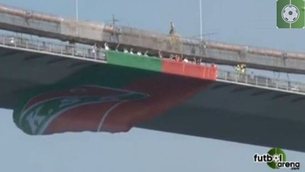 Karşıyaka bayrağı Boğaziçi Köprüsü'nde