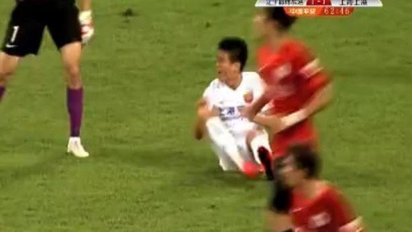 Hakem penaltıyı vermeyince çileden çıktı