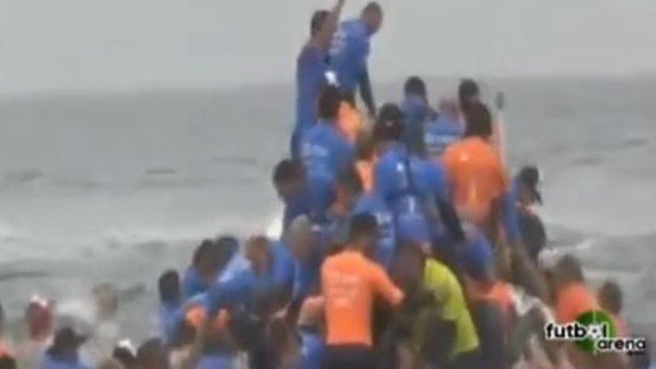 Bir sörfe 66 kişi bindi! Rekor kırdılar...