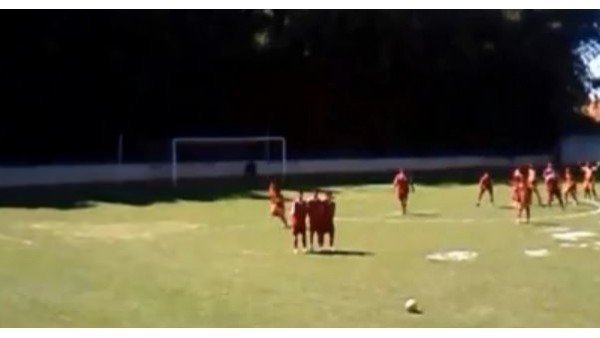 Böyle frikik görülmedi! Resmen füze yolladı...