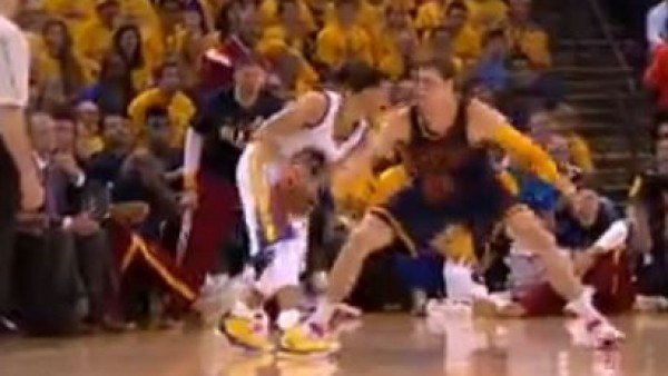 Andre Iguodala ayakkabısız üçlüğü yolladı