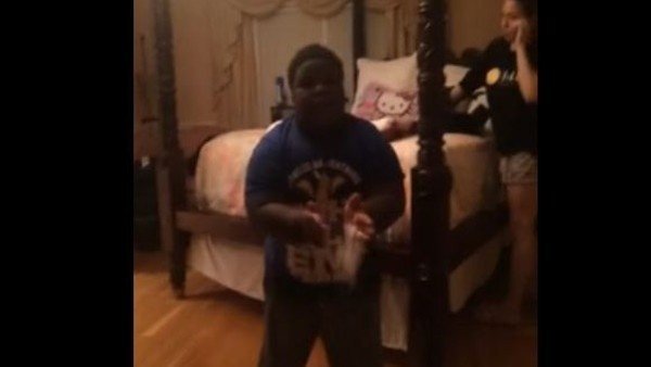 Lebron James'in taklidi yapan çocuk