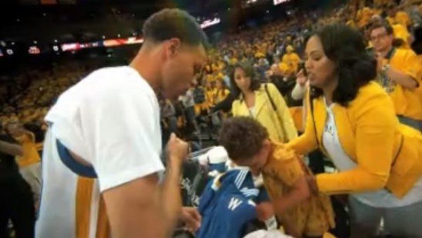 Stephen Curry'nin maç öncesi kızıyla yaptığı uğur