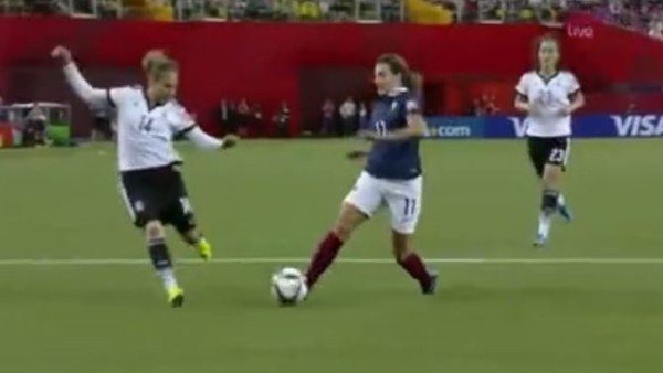 Kadın futbolcu kendini yere attı