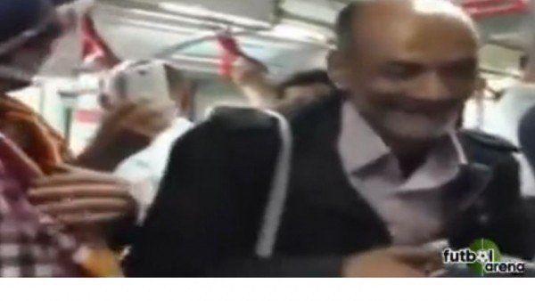 Galatasaraylı Taraftarları Coşturan Darbukacı