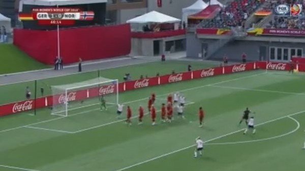 Kadın futbolcudan harika frikik golü