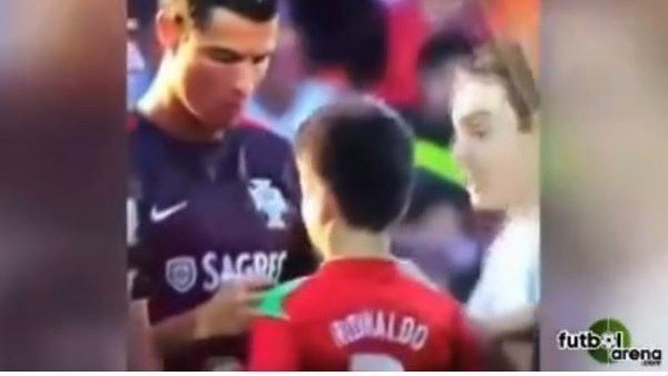 Ronaldo minik taraftarı kırmadı