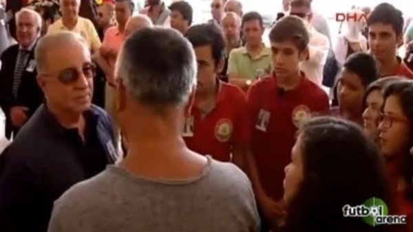 Ünal Aysal annesini son yolculuğuna uğurladı