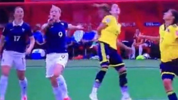 Kadınlar futbol maçında skandal!