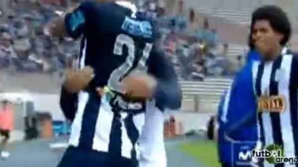 Mimbela kaleciyi fena avladı