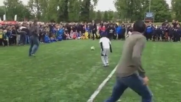 Van Persie çocukların aklını aldı