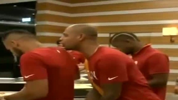 Melo önce korkuttu sonra öptü