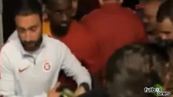 Galatasaraylı futbolcular Kadir Gecesinde camiye koştular