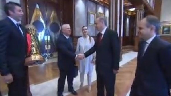 Cumhurbaşkanı Karşıyaka Spor Kulübü yetkililerini kabul etti