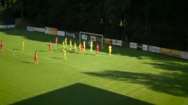 Kornerden harika gol attı