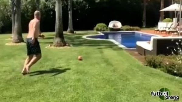 Alan Shearer atar sağ kol havaya kalkar