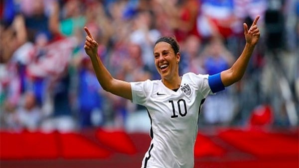 Kadın Futbolcu Orta Sahadan Attı