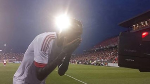 Kaleciyi Yere Yatırdı, Asisti Yaptı!