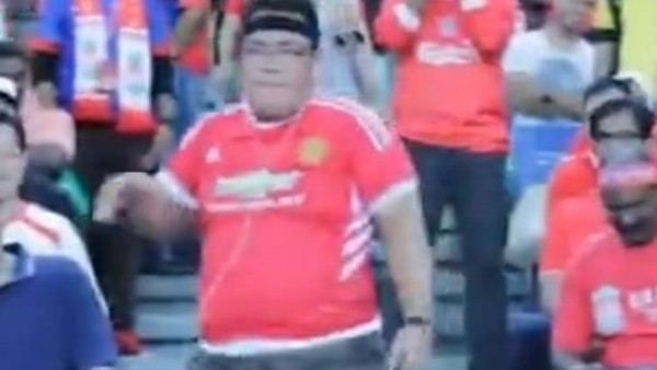 Kimseye aldırış etmedi ve..