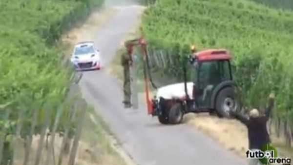 Yarış Esnasında Traktör Yola Çıktı