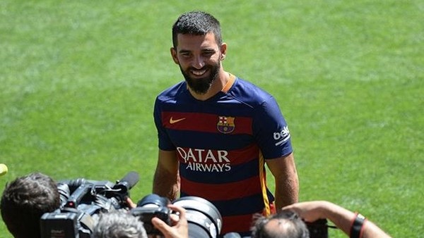 Arda Turan Nou Camp'ta taraftarı selamladı