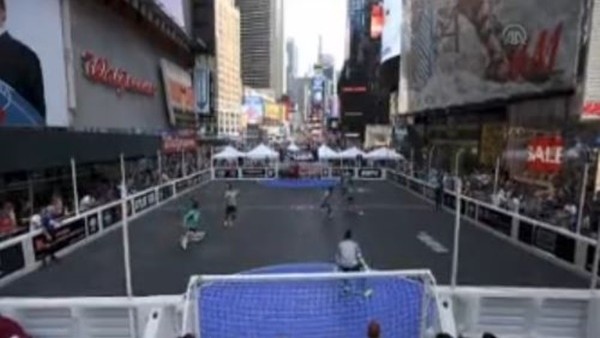 Evsizler İçin Times Meydanı'nda Futbol Oynadılar