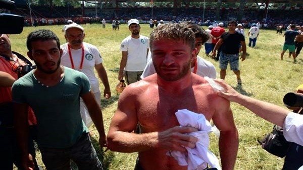 Kırkpınar'da saha karıştı yumruklar konuştu