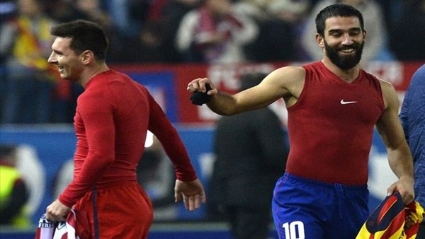 Arda Turan, Messi İle Böyle Forma Değiştirmişti