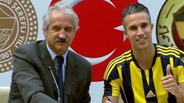 Robin Van Persie imzayı attı