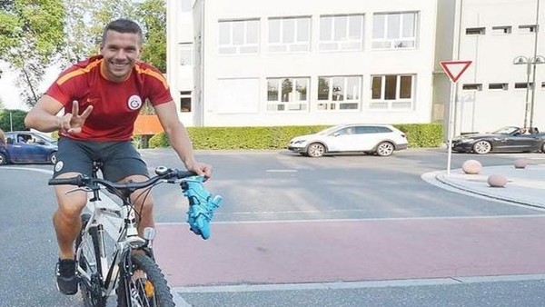 Lukas Podolski'nin Bisiklet Keyfi