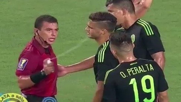 Hakem Spreyi Oyunculara Sıkınca