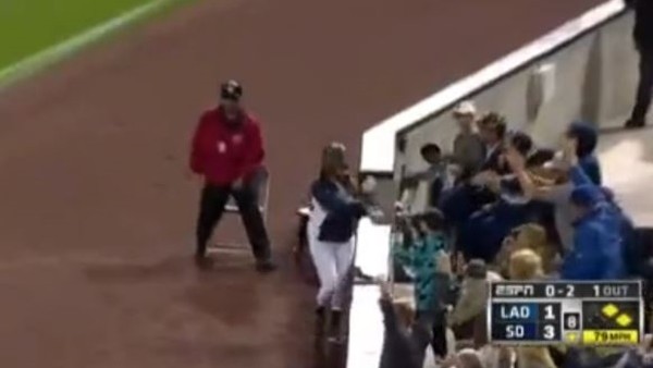 Top toplayıcı kızdan müthiş refleks