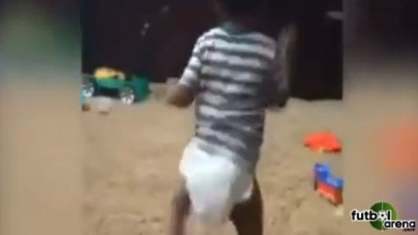 On Beş Aylık Bebeğin Dans Görüntüleri Rekor Kırdı