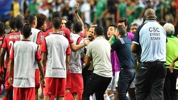 Meksika seyircisi sinirlenince