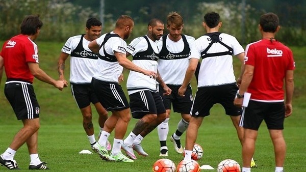 Beşiktaşlı Futbolcular Ayak Tenisi Oynadı