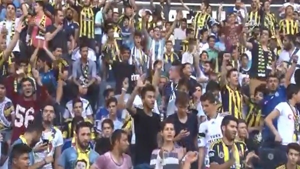 Taraftarların 'Robin van Persie' çılgınlığı