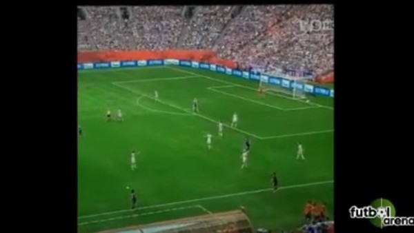 Kadın Futbolcular Aynı Anda 2 Taç Kullandı