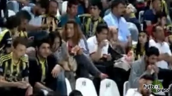 Taraftarlar tribünde oruç açtı