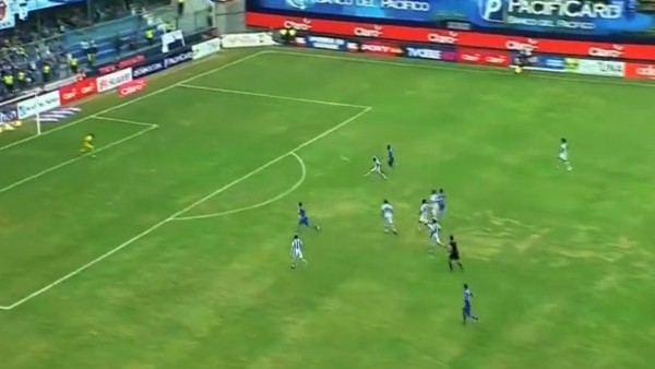 Kendi kalesine öyle bir gol attı ki...