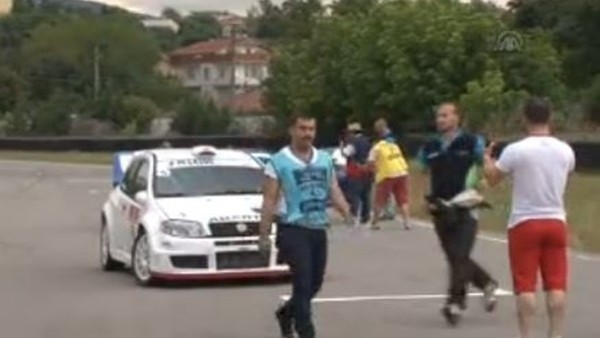 Yarış pistinde evlenme teklifi 