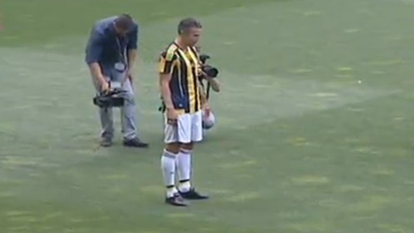 Van Persie 5 yaşındaki kızıyla paslaşırken