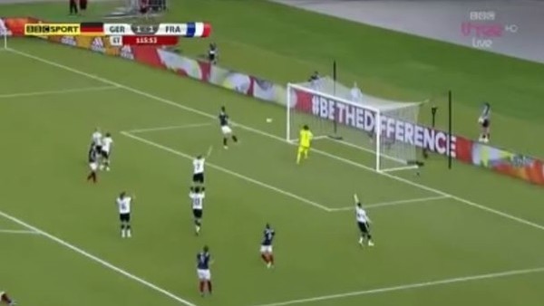 Kadın futbolcu öyle bir gol kaçırdı ki....