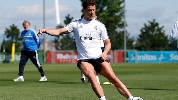 Ronaldo çocukla çocuk oldu