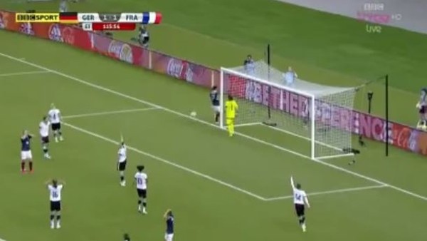 Kadın futbolcu boş kaleye atamadı...