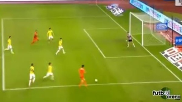 Çizgiden röveşatayla golü çıkardı