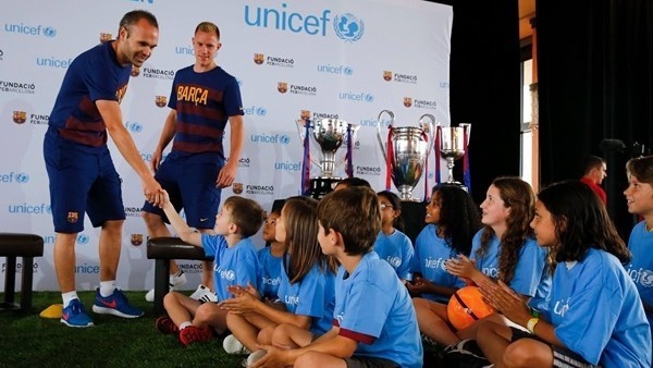 Iniesta Ve Ter Stegen'den Çocuklarla Buluştu