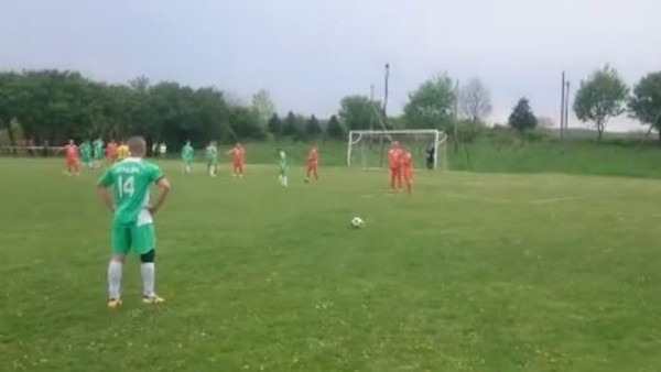 Böyle frikik golü görmediniz...