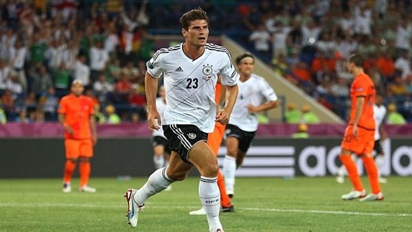 Van Persie ve Mario Gomez kapıştı