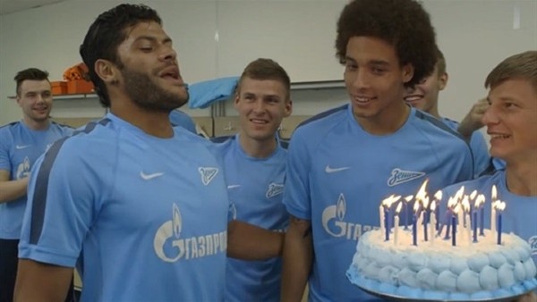 Hulk doğum günü pastasını üfleyince